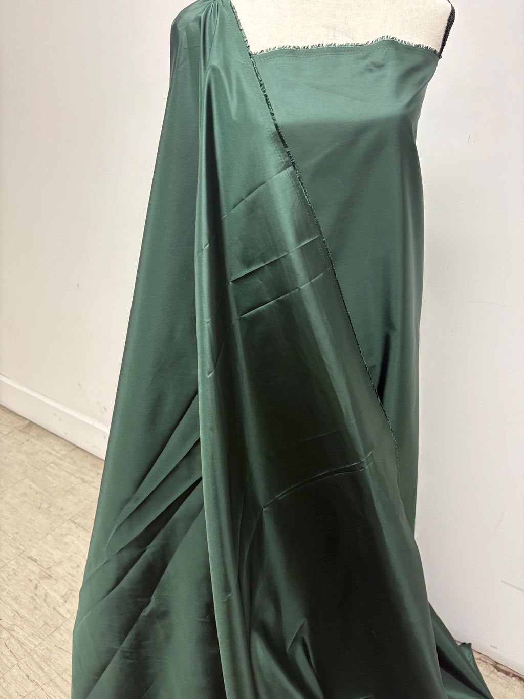 A 4 1/2 yards cut Hunter green Taffeta fabric . width 58" polyester fabric, great for party dress. free sample.