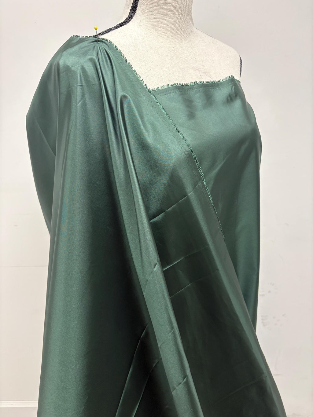 A 4 1/2 yards cut Hunter green Taffeta fabric . width 58" polyester fabric, great for party dress. free sample.