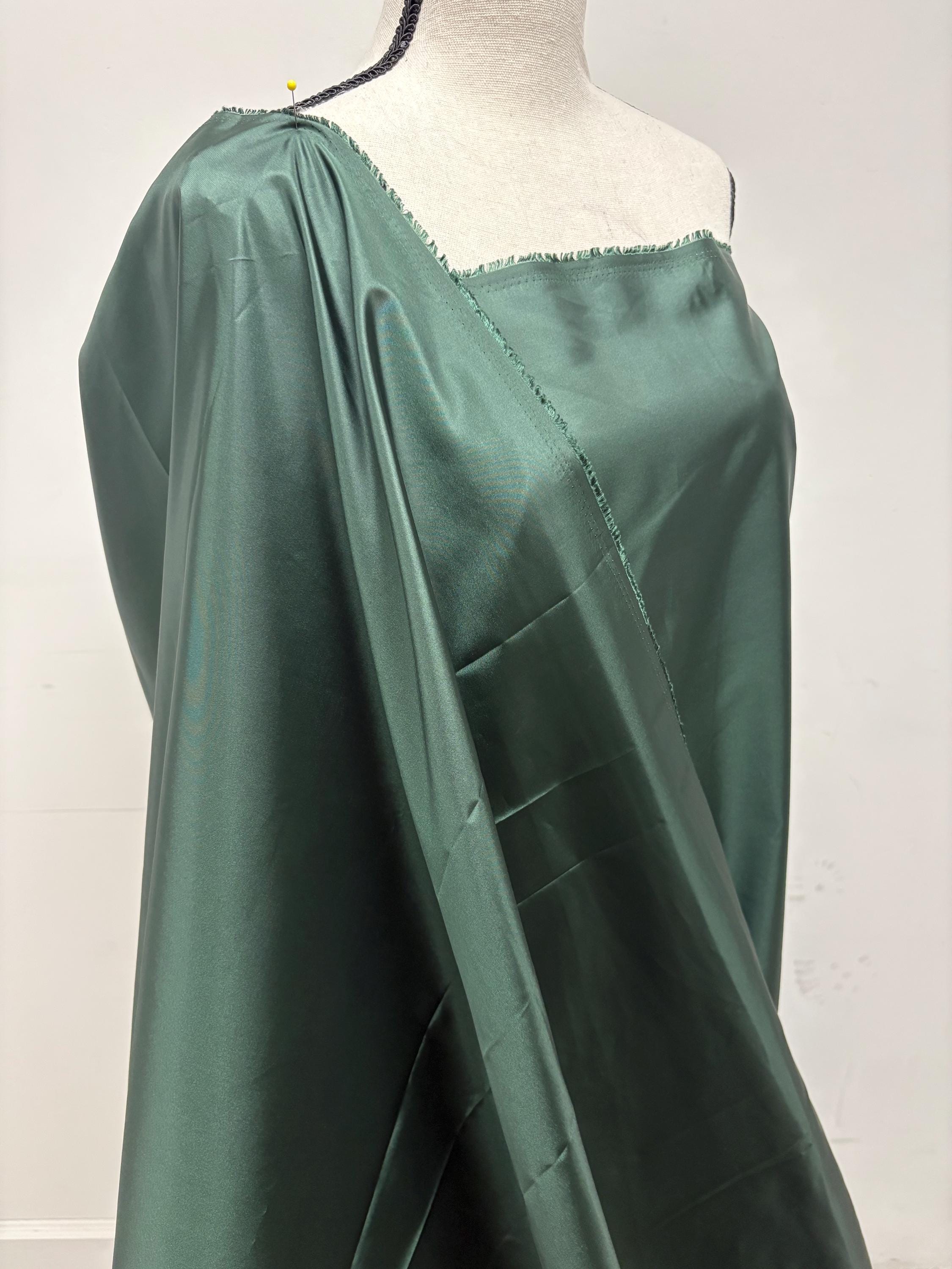 A 4 1/2 yards cut Hunter green Taffeta fabric . width 58" polyester fabric, great for party dress. free sample.