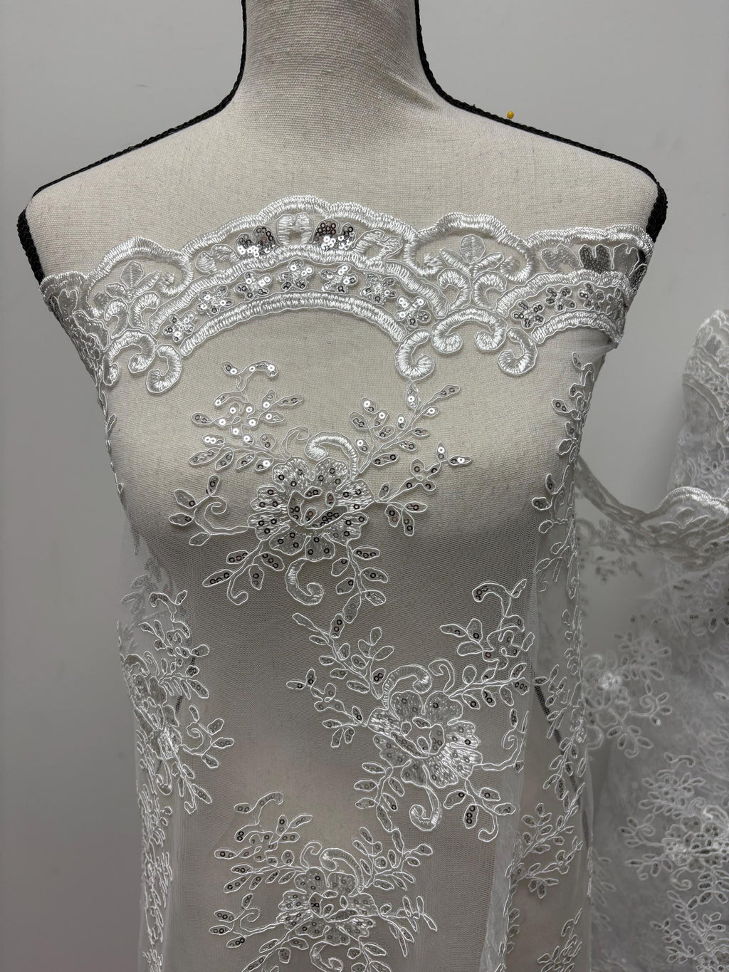 Bridal Lace White color, sequins, embroidery double scalloped edges. Width 49/50". tela de encaje de color blanco