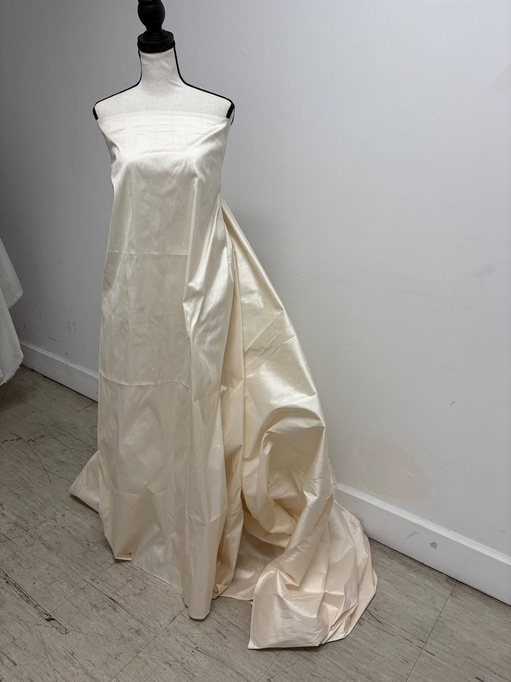 100% silk Dupioni Taffeta L. champagne 3.5 yards width 54". Machine made, fabric has slubs. free sample. item # 1197