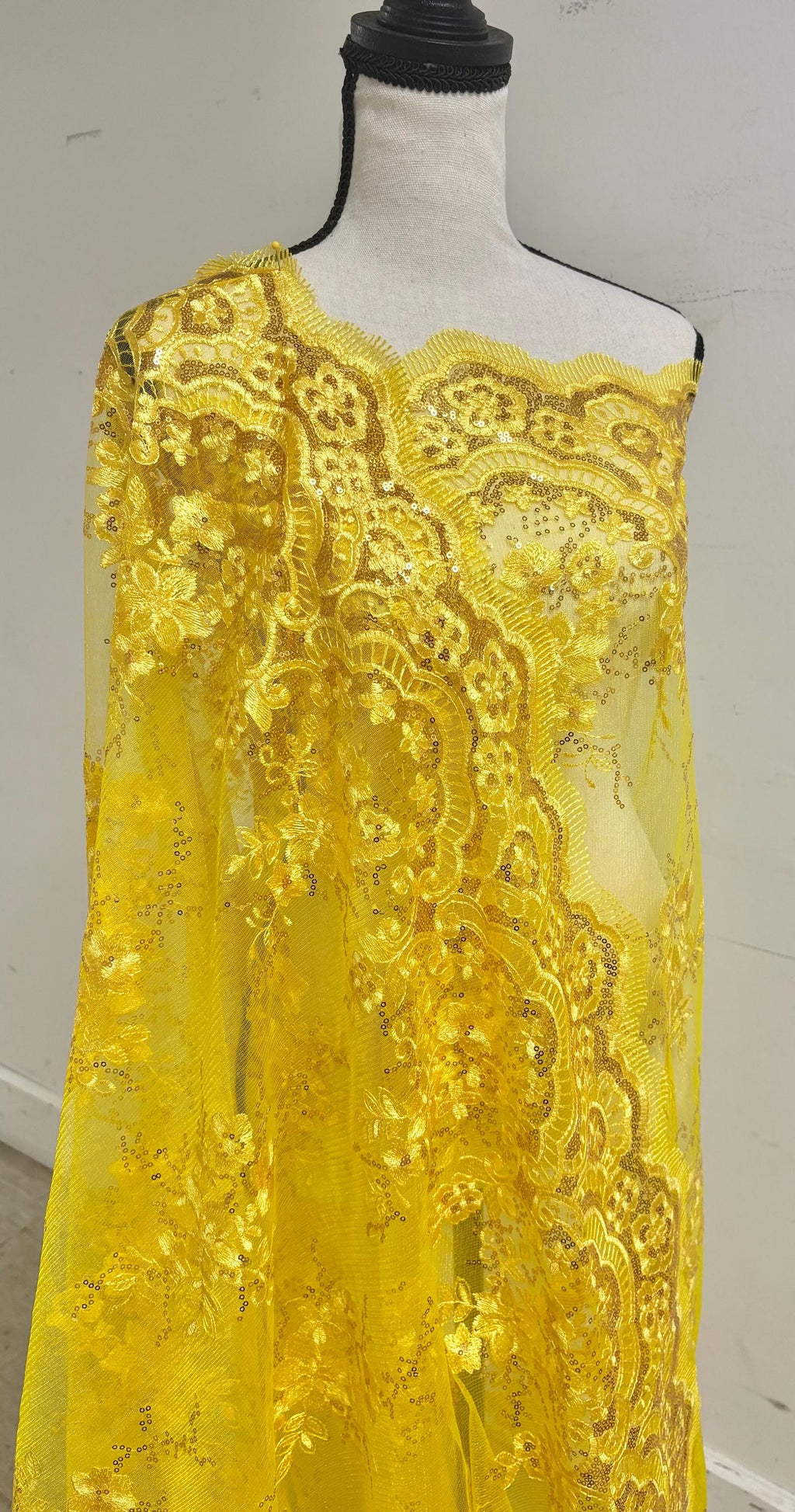 A 2 yards cut Lace color Yellow. Double scalloped sequence embroidered width 49/50 inches. condition. sell by 2 yards cut continues. KMS2