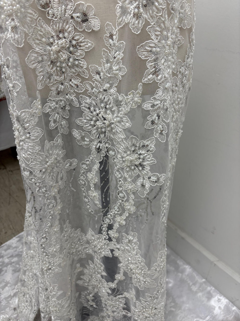 White Beaded lace, Double scalloped Sequence Beaded Embroidery width 49/50" design MH-1802. free sample. tela de encaje de color blanco