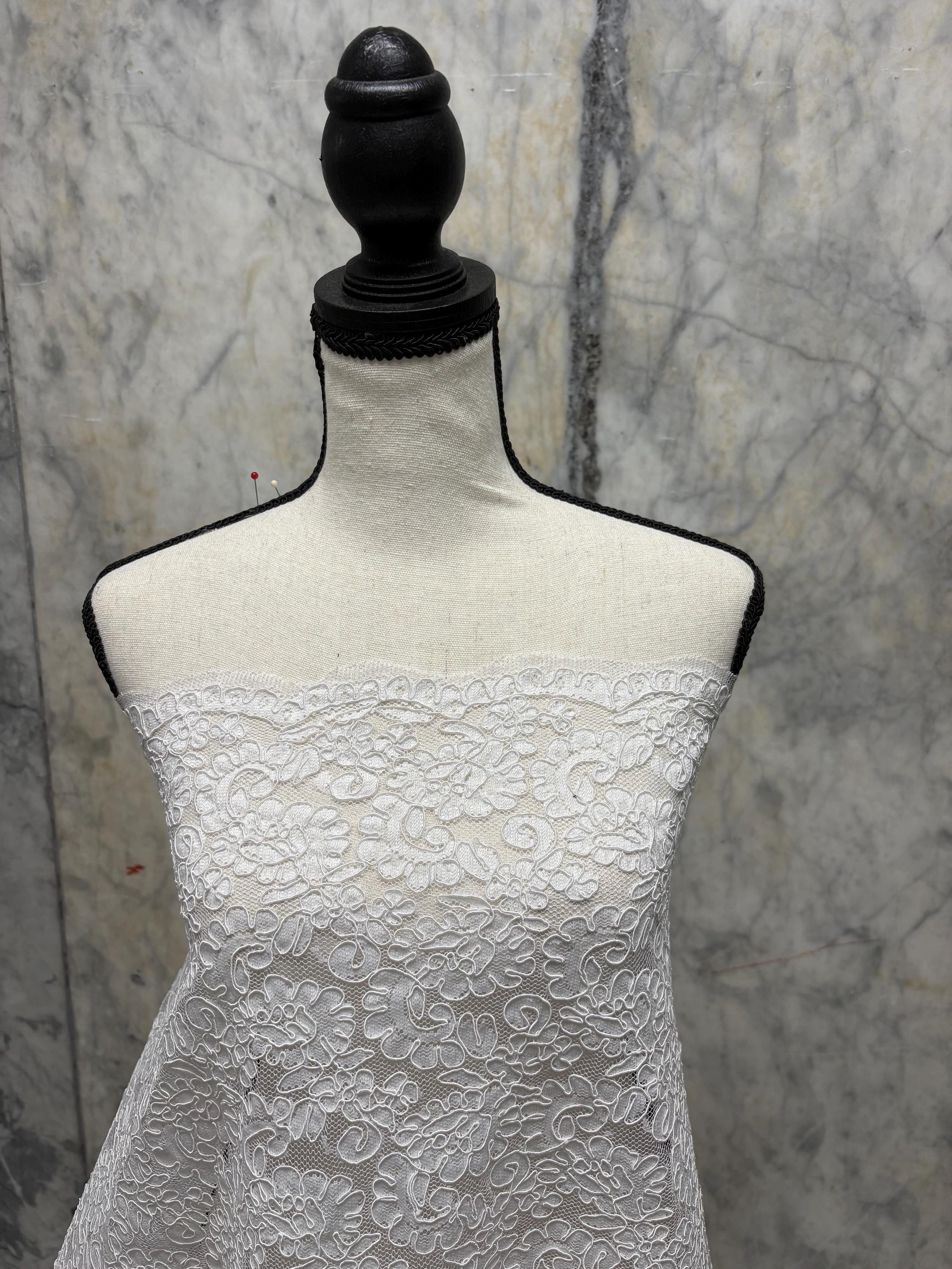 White French lace Design 612C. Bridal Lace Embroidery Lot NAS. tela de encaje de color blanco