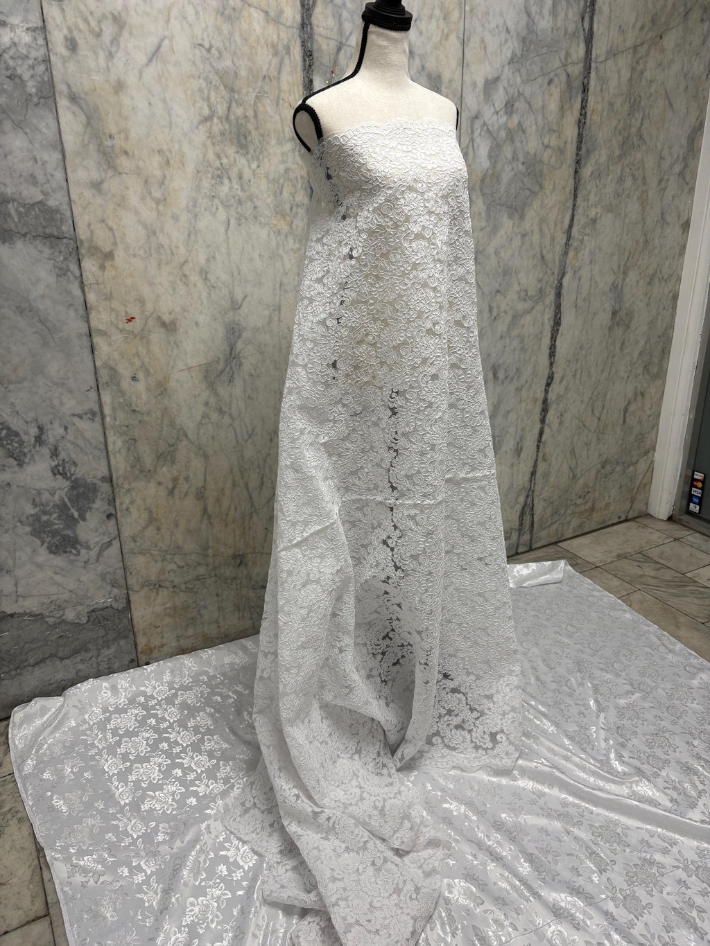White French lace Design 612C. Bridal Lace Embroidery Lot NAS. tela de encaje de color blanco
