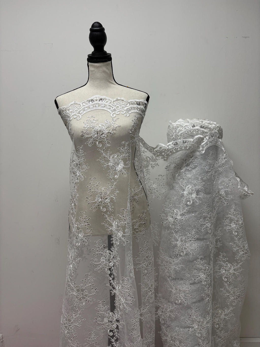 Bridal Lace White color, sequins, embroidery double scalloped edges. Width 49/50". tela de encaje de color blanco