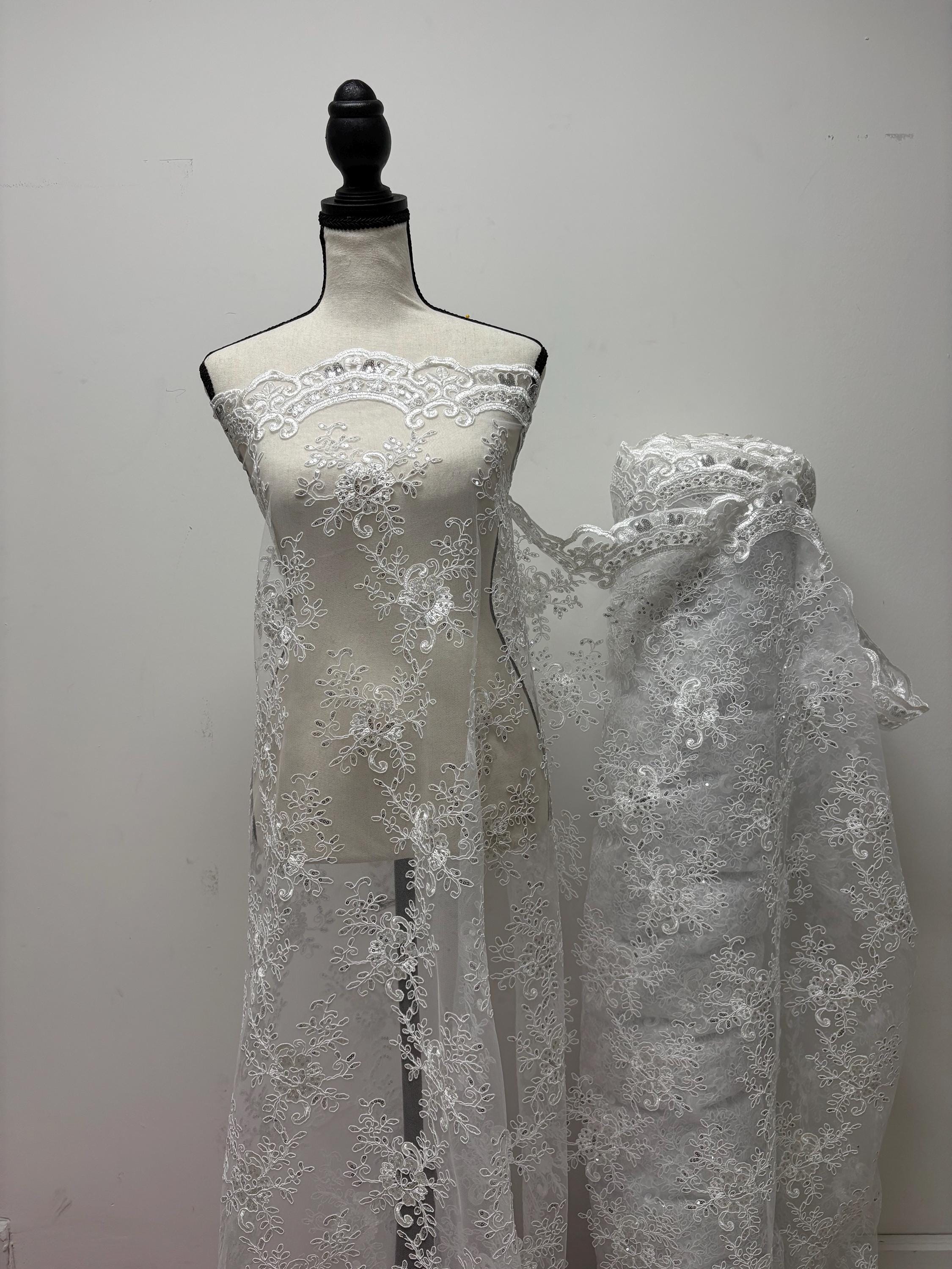 Bridal Lace White color, sequins, embroidery double scalloped edges. Width 49/50". tela de encaje de color blanco