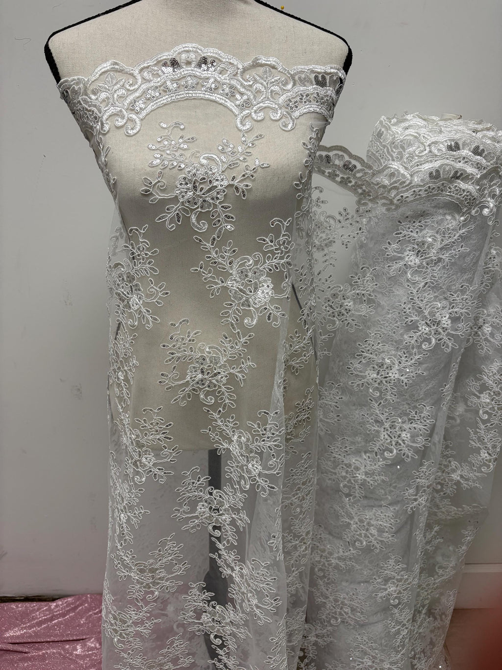 Bridal Lace White color, sequins, embroidery double scalloped edges. Width 49/50". tela de encaje de color blanco