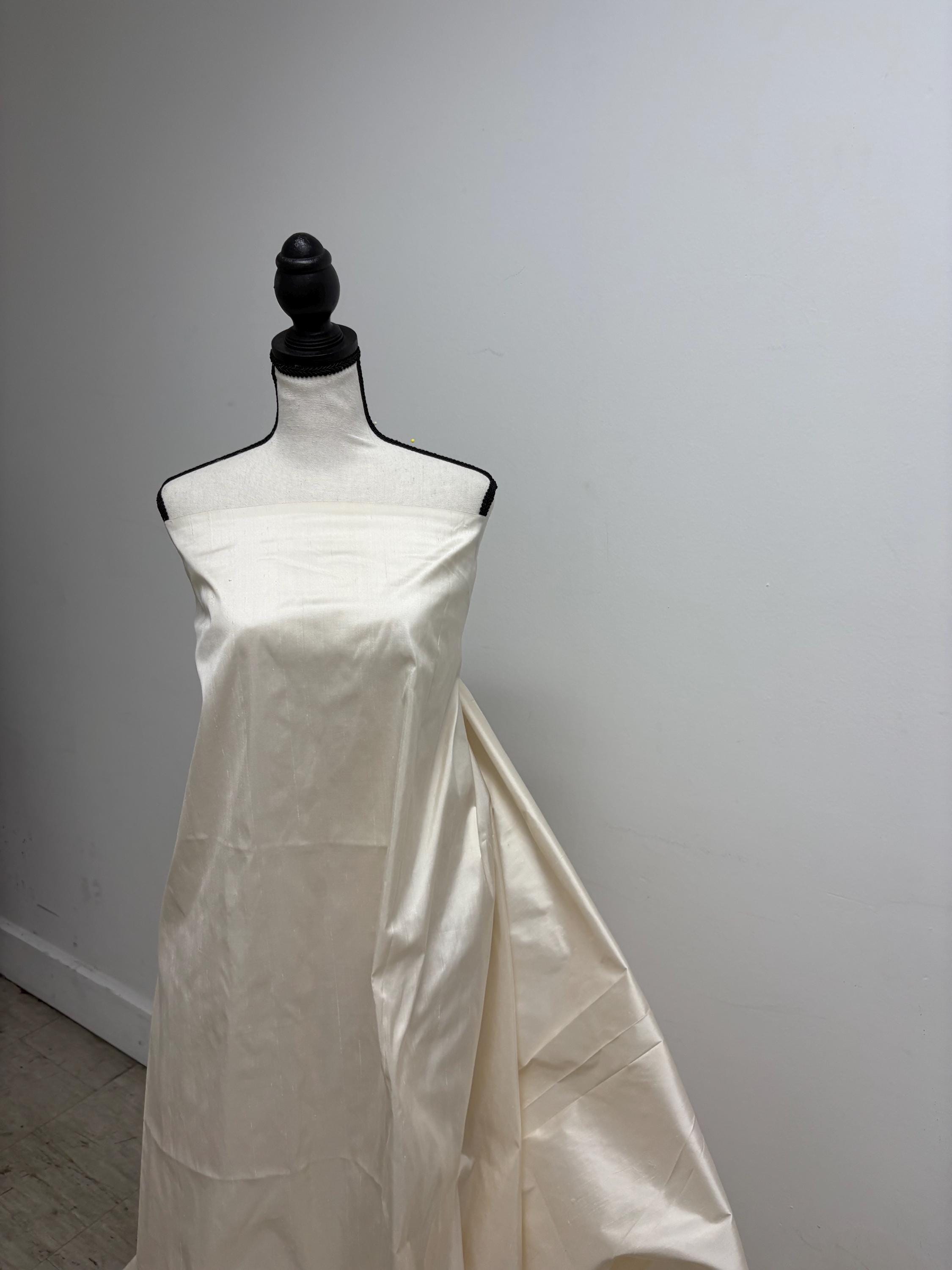 100% silk Dupioni Taffeta L. champagne 3.5 yards width 54". Machine made, fabric has slubs. free sample. item # 1197