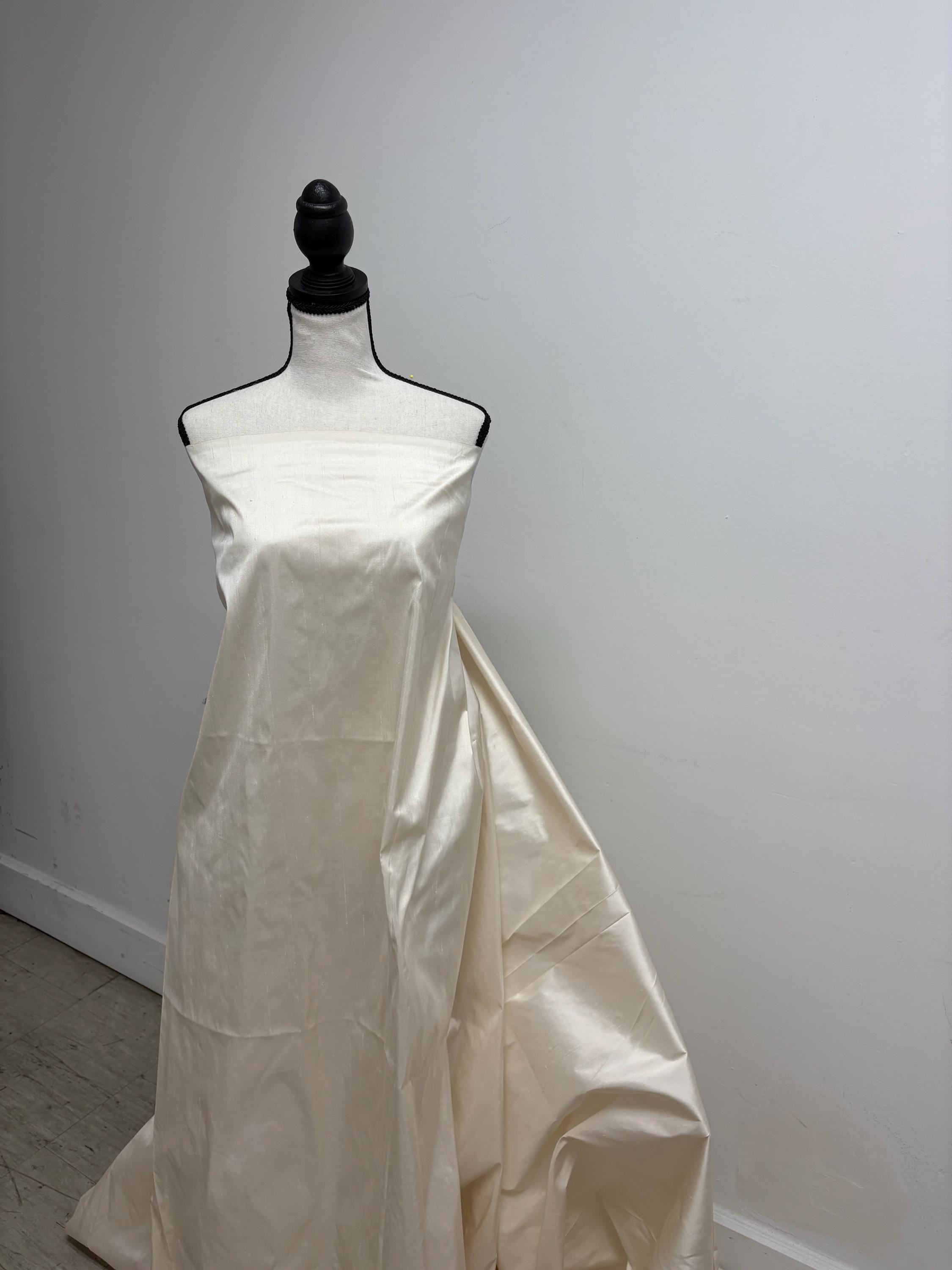 100% silk Dupioni Taffeta L. champagne 3.5 yards width 54". Machine made, fabric has slubs. free sample. item # 1197