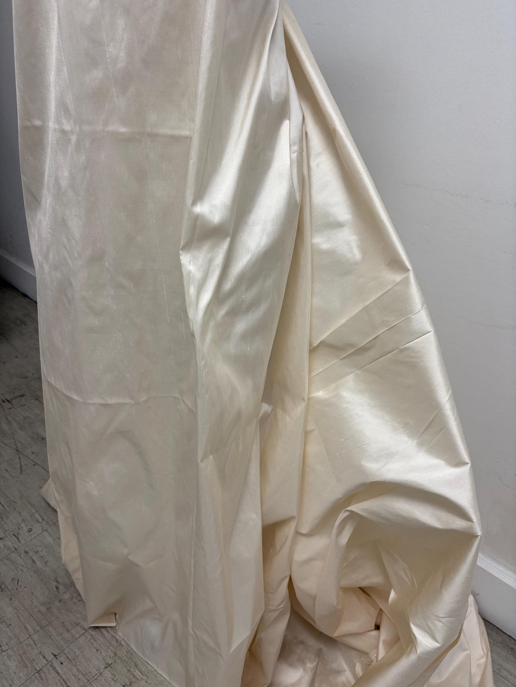 100% silk Dupioni Taffeta L. champagne 3.5 yards width 54". Machine made, fabric has slubs. free sample. item # 1197