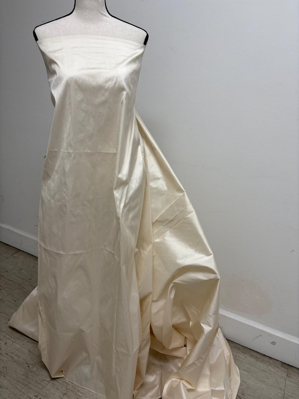 100% silk Dupioni Taffeta L. champagne 3.5 yards width 54". Machine made, fabric has slubs. free sample. item # 1197