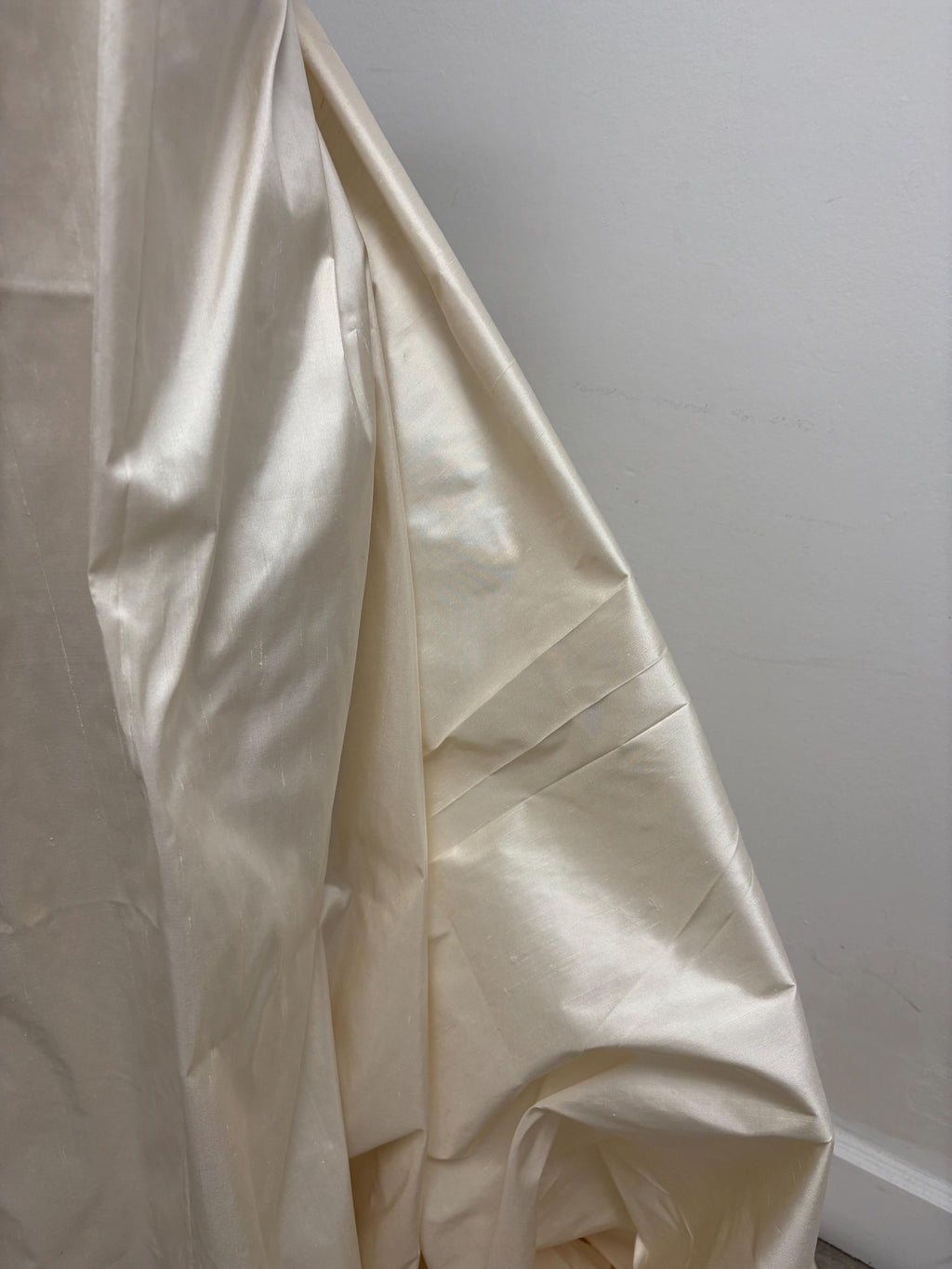 100% silk Dupioni Taffeta L. champagne 3.5 yards width 54". Machine made, fabric has slubs. free sample. item # 1197