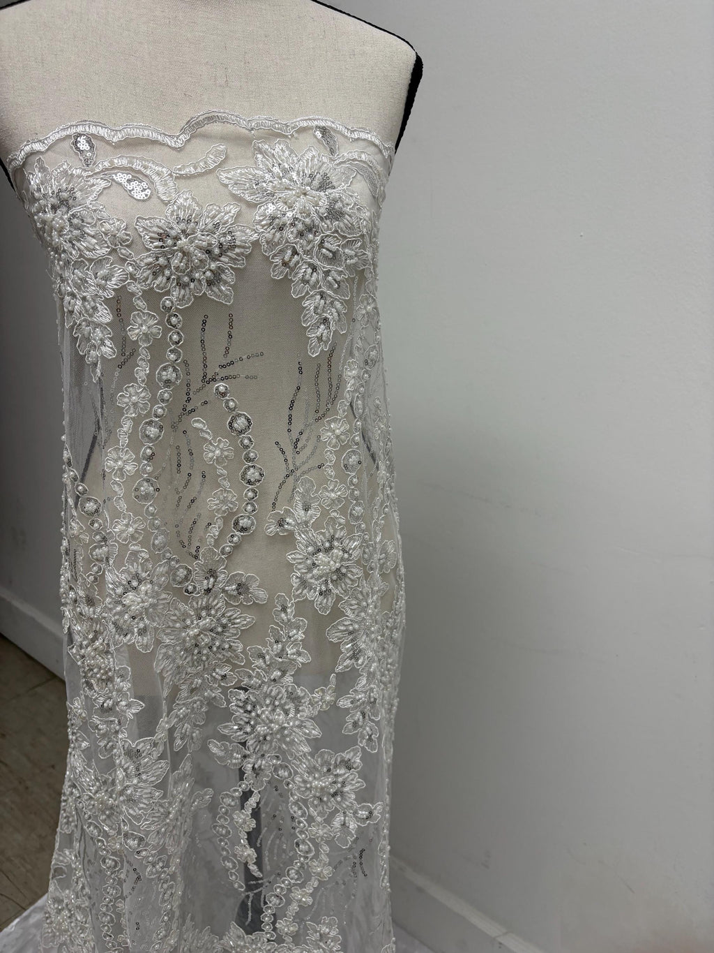 White Beaded lace, Double scalloped Sequence Beaded Embroidery width 49/50" design MH-1802. free sample. tela de encaje de color blanco
