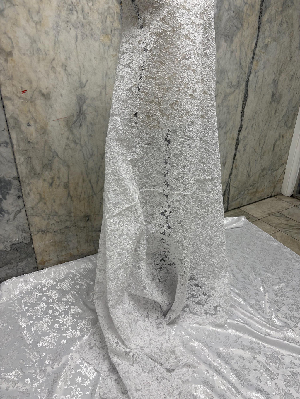 White French lace Design 612C. Bridal Lace Embroidery Lot NAS. tela de encaje de color blanco