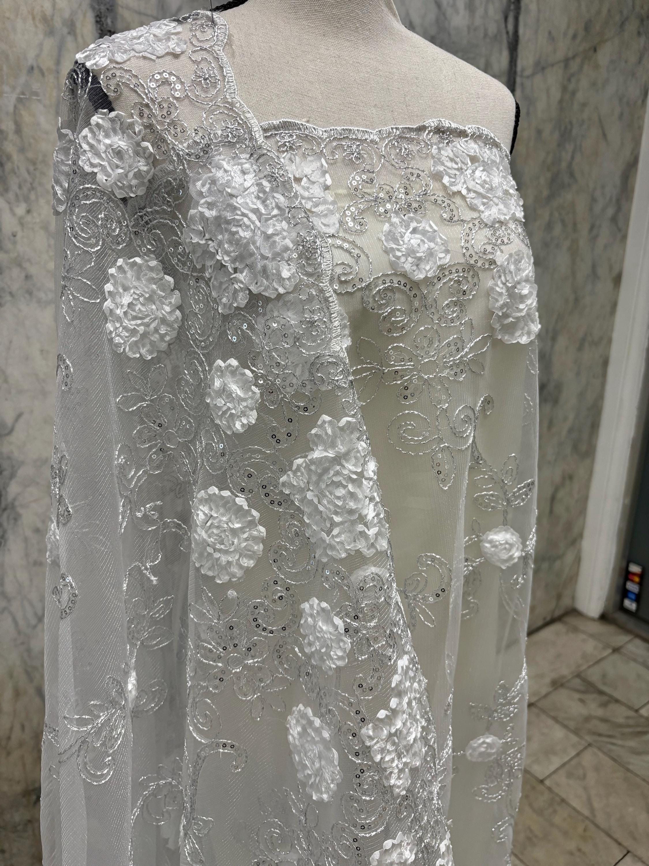 A 3 yards cut lace design 600 color white 49/50" double scalopped sequins embroidery. tela de encaje de color blanco