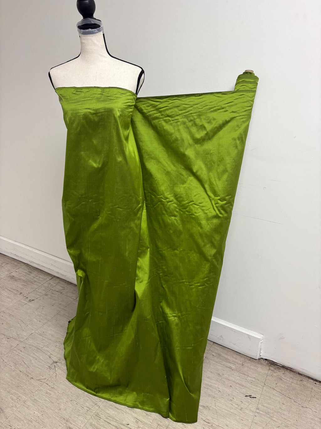 100% silk Dupioni Taffeta width 54" color is Lime with black warp. Machine made, fabric has slubs. free sample. Nas2244