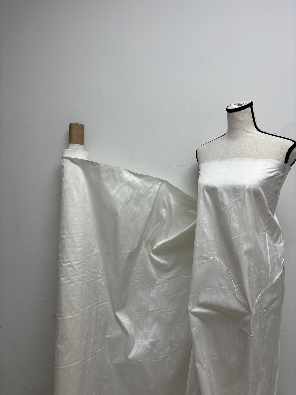 100% silk Dupioni fabric - Off white - 54" Width - Ref. 2273 NAS