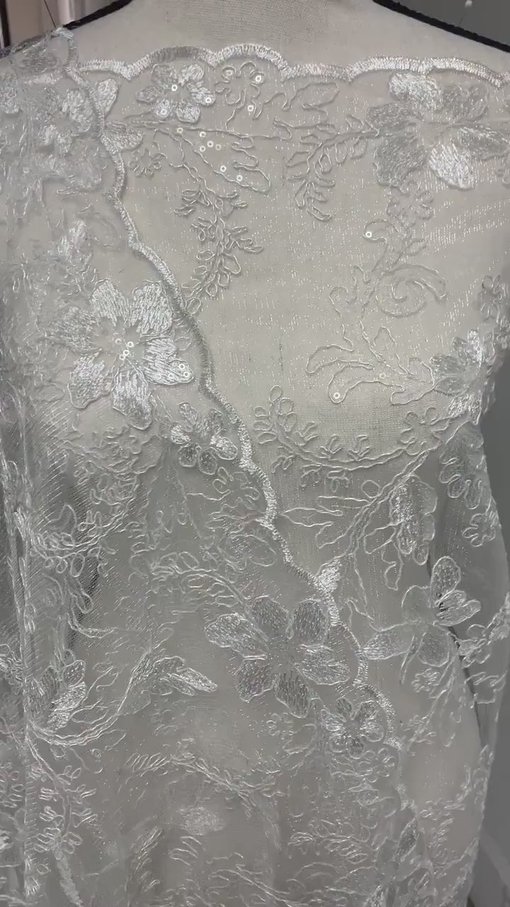 3-yard white-colored lace fabric design 400, sequins and intricate embroidery with double scalloped edges. Width 49/50". tela  encaje blanco